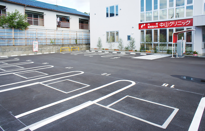 駐車場（10台）と駐輪スペース